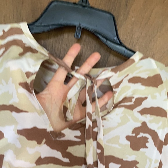 Tucker camo silk blouse ties at neckline size XS - Picture 10 of 14